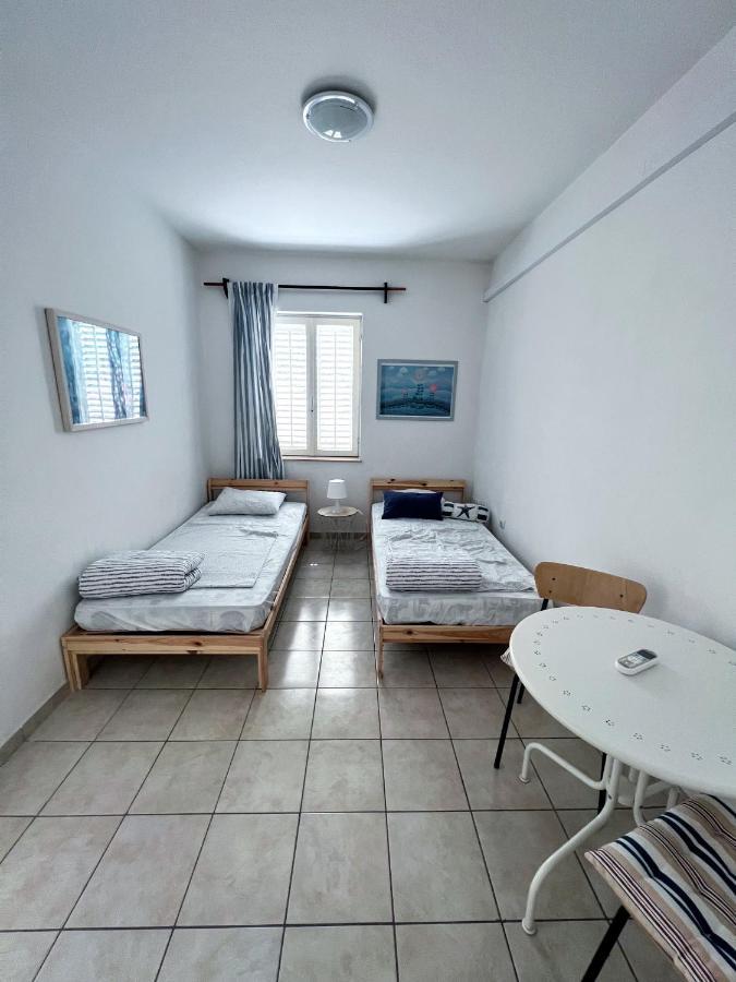 Central Studio Apartments & Dormitory Rooms Supetar Zewnętrze zdjęcie